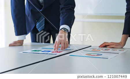 Group of business people meeting in an office 121007449