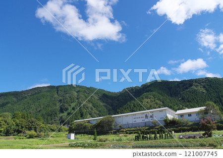 從石川縣白山市山麓看到的獅子溝高原 從石川縣白山市山麓看到的獅子溝高原 121007745