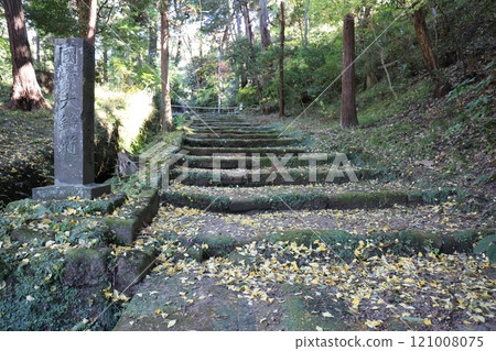 Engakuji Temple's "National Treasure Great Bell Road" 121008075