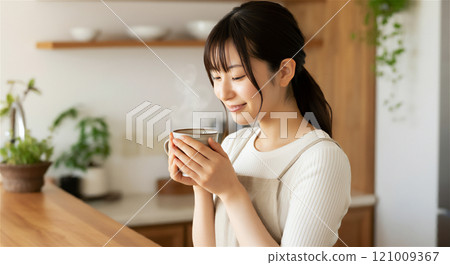 喝完熱飲後放鬆的女人 121009367