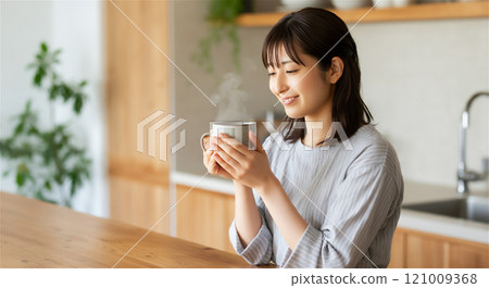 喝完熱飲後放鬆的女人 121009368