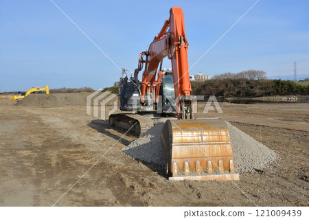 在土木工程建造場所的建築機器 在土木工程建造場所的建築機器 121009439