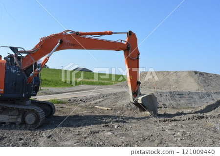 在土木工程建造場所的建築機器 121009440