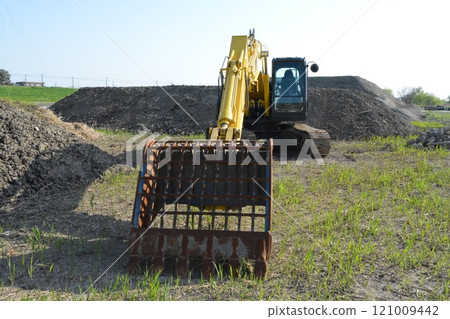 在土木工程建造場所的建築機器 在土木工程建造場所的建築機器 121009442