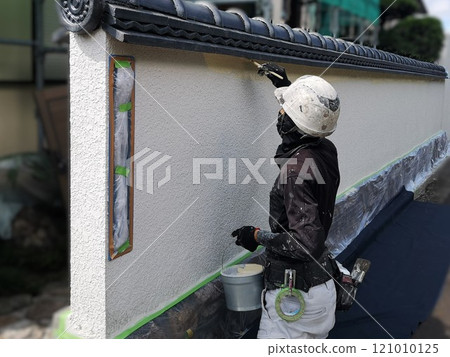 A male craftsman painting the wall of a Japanese-style house with a brush A male craftsman painting the wall of a Japanese-style house with a brush 121010125