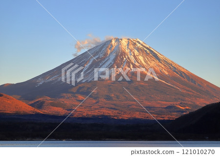 本栖湖紅富士山 121010270