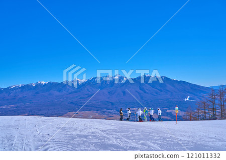 冬季，從長野縣富士見町富士見全景度假村纜車山頂站看到八嶽山脈和東北側的滑雪者 121011332