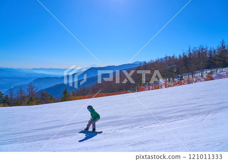 Winter scenery from the Yatsugatake Observatory at Fujimi Panorama Resort in Nagano Prefecture (ski slopes, Mt. Fuji, snowboarders, etc.) 121011333