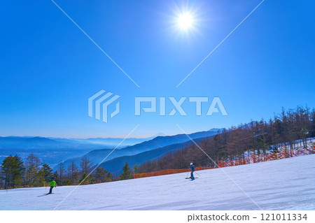 長野縣富士見全景度假村八嶽展望台附近的冬季風景(滑雪場、富士山、滑雪者等) 長野縣富士見全景度假村八嶽展望台附近的冬季風景(滑雪場、富士山、滑雪者等) 121011334