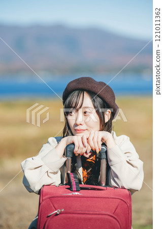 婦女旅行 — 背著手提包的年輕女子 121011362