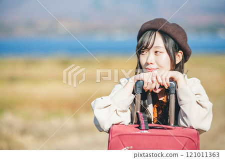 婦女旅行 — 背著手提包的年輕女子 121011363