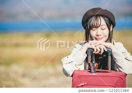 婦女旅行 — 背著手提包的年輕女子 婦女旅行 — 背著手提包的年輕女子 121011364