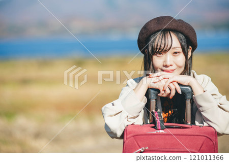 婦女旅行 — 背著手提包的年輕女子 121011366