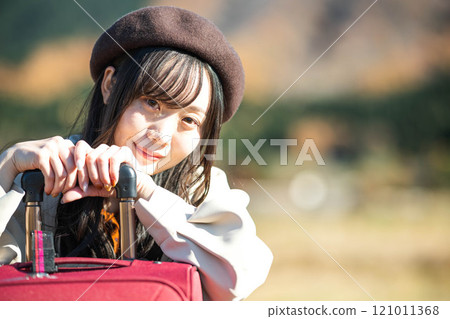 婦女旅行 — 背著手提包的年輕女子 121011368