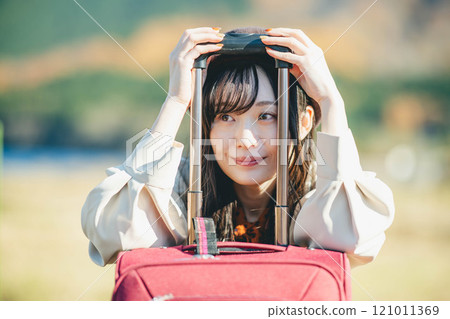 婦女旅行 — 背著手提包的年輕女子 121011369