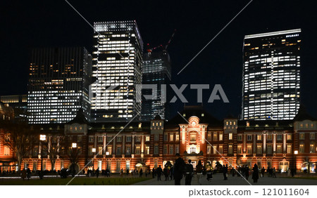 東京站丸之內在晚上 121011604