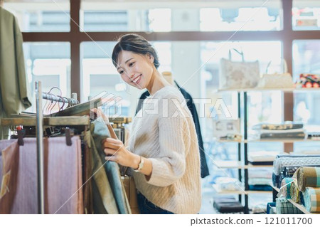 A woman choosing a kimono 121011700