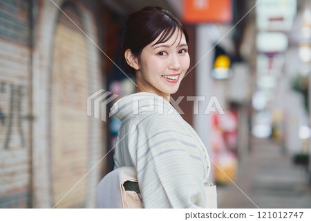 一個穿著和服在城裡散步的女人 一個穿著和服在城裡散步的女人 121012747