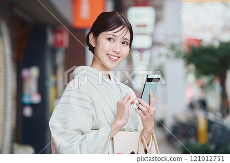 一個穿著和服在城裡散步的女人 121012751