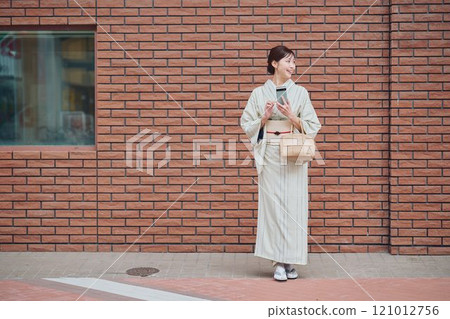 一個穿著和服在城裡散步的女人 一個穿著和服在城裡散步的女人 121012756