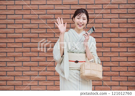 一個穿著和服在城裡散步的女人 121012760