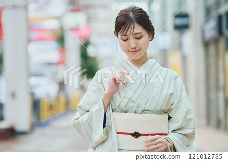 一個穿著和服在城裡散步的女人 121012785