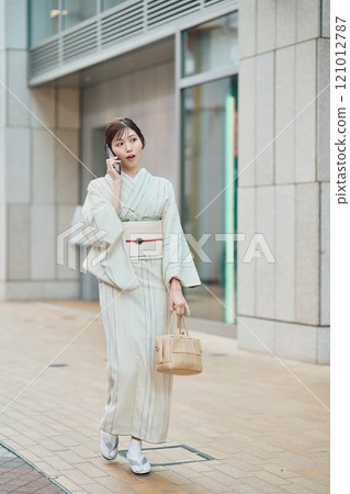 一個穿著和服在城裡散步的女人 121012787