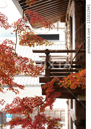 Autumn in Kyoto Ohara, Sanzen-in Temple, Enyu-bo and maple trees Autumn in Kyoto Ohara, Sanzen-in Temple, Enyu-bo and maple trees 121012941
