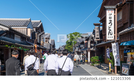 [伊勢市：伊勢神宮前禦影橫丁]遊客漫步的御影橫丁風景 121013306