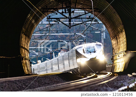 新幹線通過加瀨野隧道 121013456