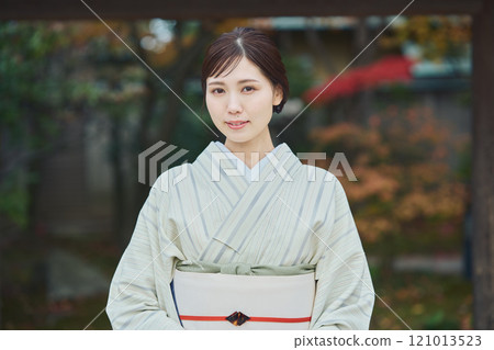 美麗的和服女人站在一座古老的民宅前 121013523