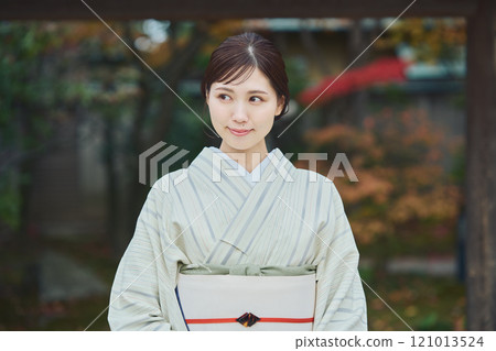 美麗的和服女人站在一座古老的民宅前 121013524