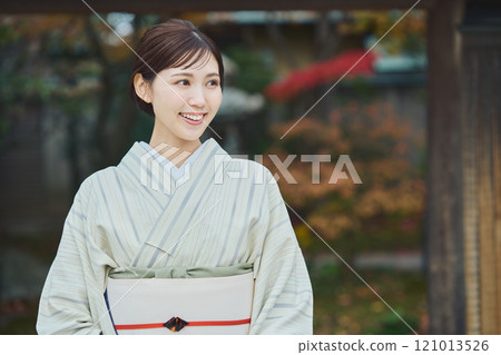 美麗的和服女人站在一座古老的民宅前 121013526