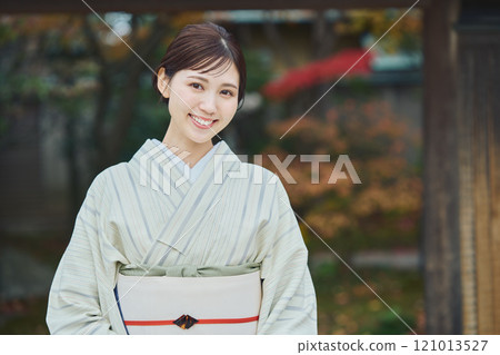 美麗的和服女人站在一座古老的民宅前 121013527