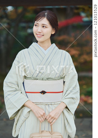 美麗的和服女人站在一座古老的民宅前 121013529