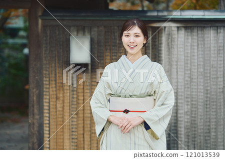 美麗的和服女人站在一座古老的民宅前 121013539