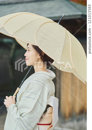 一個穿著日式服裝、打著傘的女人 一個穿著日式服裝、打著傘的女人 121013565