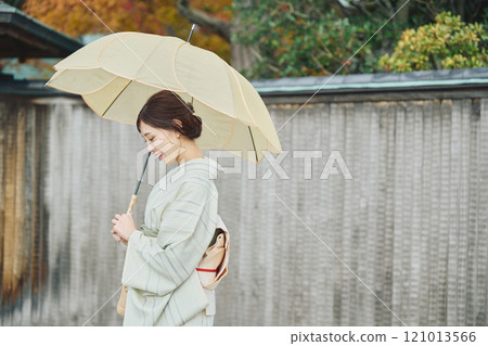 一個穿著日式服裝、打著傘的女人 一個穿著日式服裝、打著傘的女人 121013566