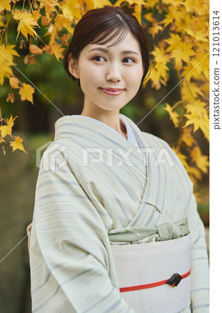 秋天的樹葉中穿著和服的女人 121013614
