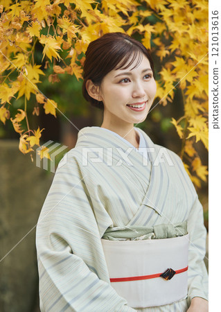 秋天的樹葉中穿著和服的女人 121013616