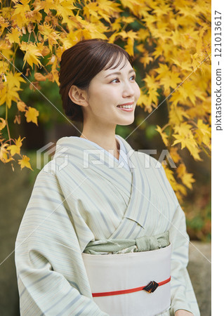 秋天的樹葉中穿著和服的女人 121013617