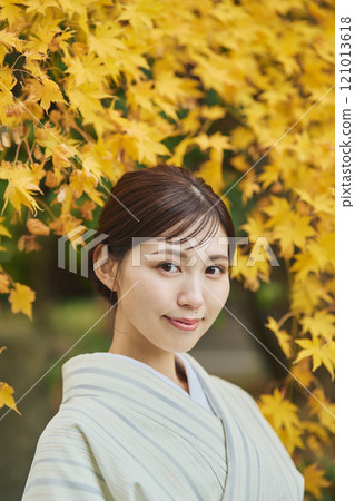 秋天的樹葉中穿著和服的女人 121013618
