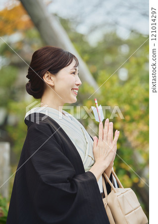 一個女人去參觀 一個女人去參觀 121014297