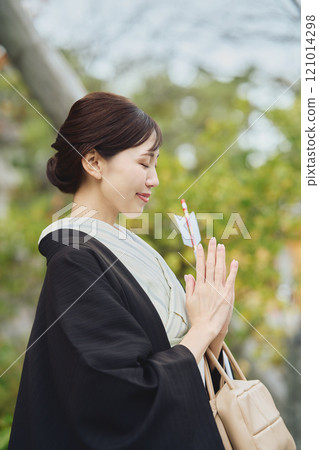一個女人去參觀 一個女人去參觀 121014298