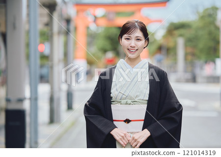 一個穿著和服的女人 121014319