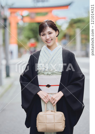 一個穿著和服的女人 121014321