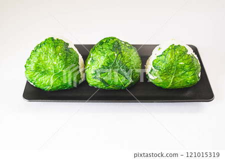 包著青菜的飯糰排列整齊 包著青菜的飯糰排列整齊 121015319