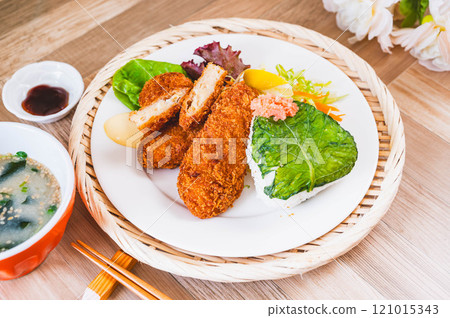 Green vegetable rice ball and chicken breast cheese cutlet 121015343