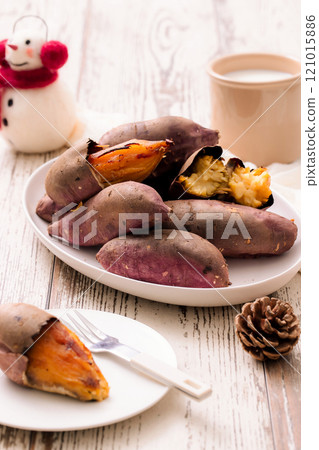 Warm sweet potatoes and winter themed plating 121015886
