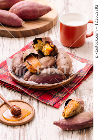 Warm sweet potatoes and winter themed plating 121015892